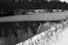 {"identifier":"leica.lux.filters.processed","version":"1.3","data":"eyJjb25maWd1cmF0aW9uIjp7Imxvb2tzIjp7ImFzcGVjdFJhdGlvIjp7Im9yaWVudGF0aW9uIjp7InJlZ3VsYXIiOnt9fSwicmF0aW8iOnsiXzFfMSI6e319fSwic2ltdWxhdGVkQXBlcnR1cmUiOjE2LCJ0cmFja2VkTGFuZG1hcmtzIjpbXSwibHV0QmxlbmRGYWN0b3IiOjEsImx1dCI6eyJtb25vY2hyb21lSGlnaENvbnRyYXN0Ijp7fX0sImZvY3VzUG9pbnQiOnsiZGVmYXVsdCI6e319LCJ1c2VzTmF0aXZlRGlnaXRhbFpvb20iOmZhbHNlLCJvcGFjaXR5VG9uZSI6MSwiY3JvcENlbnRlciI6WzAuNSwwLjQwOTgyNTg3MDY0Njc2NjM0XSwiZ3JhaW4iOnsidXNlckJsZW5kRmFjdG9yIjowLCJzZWVkIjozN319LCJhcHBseUxQQ1dhcnBpbmciOmZhbHNlfSwiY2FwdHVyZUNvbmZpZ3VyYXRpb24iOnsibGVuc1Bvc2l0aW9uIjp7ImJhY2siOnt9fSwiZnJvbnRDYW1lcmFNaXJyb3JpbmdFbmFibGVkIjpmYWxzZX0sImlzRnJhbWVkIjp0cnVlfQ=="}